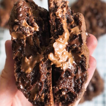 cookie de chocolate partido ao meio mostrando um centro cremoso