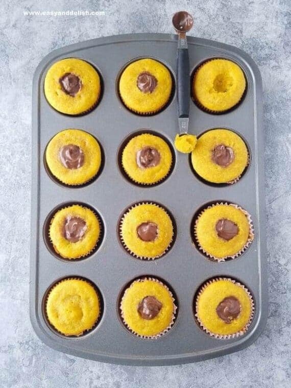 cupcakes de cenoura sendo recheados com nutella