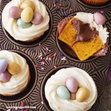 cupcakes de cenoura decorados para a páscoa em uma fôrma
