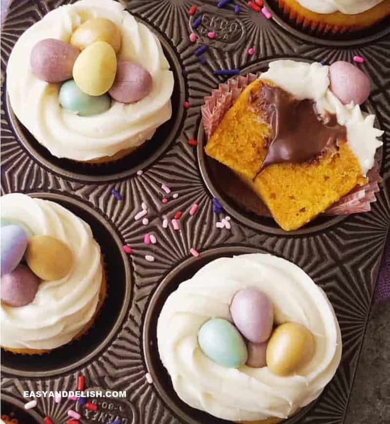 cupcakes de cenoura decorados para a páscoa em uma fôrma