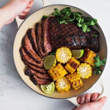 cropped-marinated-grilled-flank-steak-hands-holding-a-skillet-fraldinha-na-mostarda-maos-segurando-a-frigideira-scaled-1.jpg