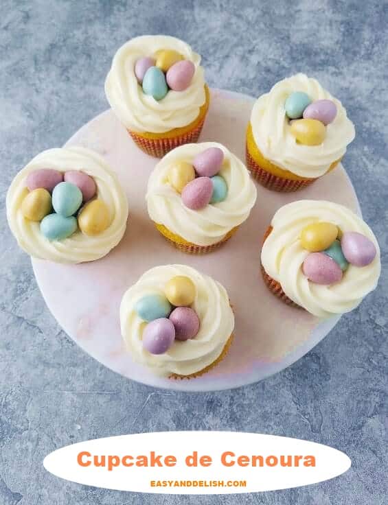 mais de um cupcake de cenoura decorado e inteiro em uma bandeija