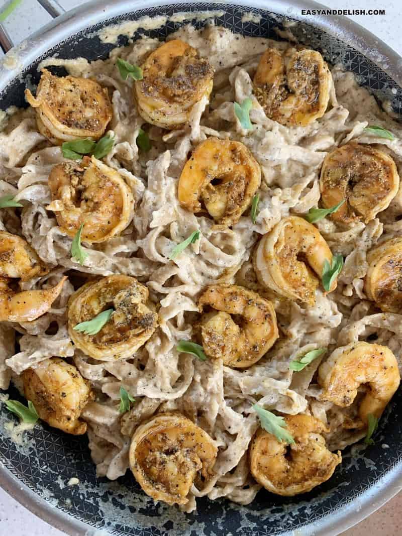 uma frigideira com macarrão com camarão cremoso