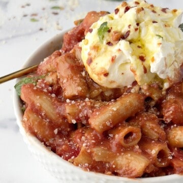 meta de uma tigela com macarrão ao molho de tomate