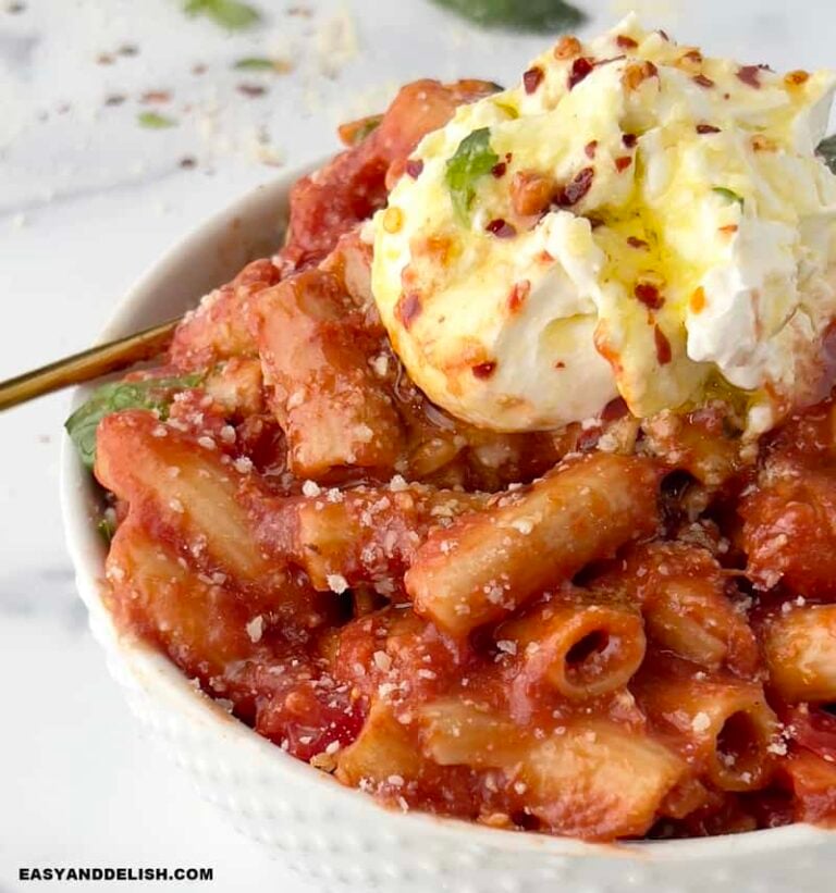 meta de uma tigela com macarrão ao molho de tomate