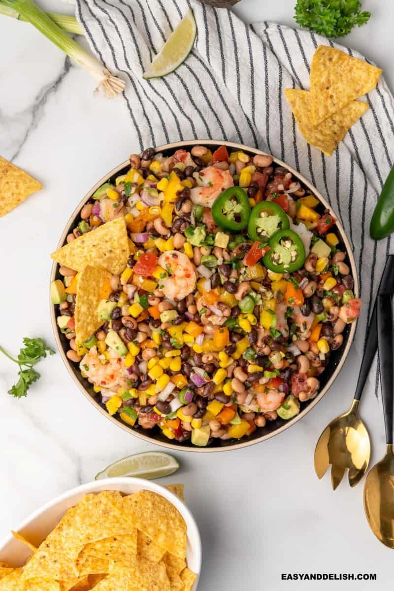 uma tigela com a comida fresca e guarnições ao redor