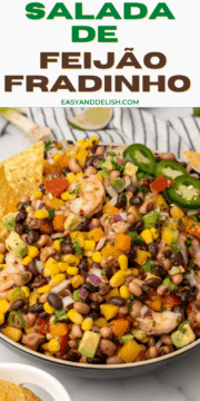 close up de salada de feijão fradinho para pinterest