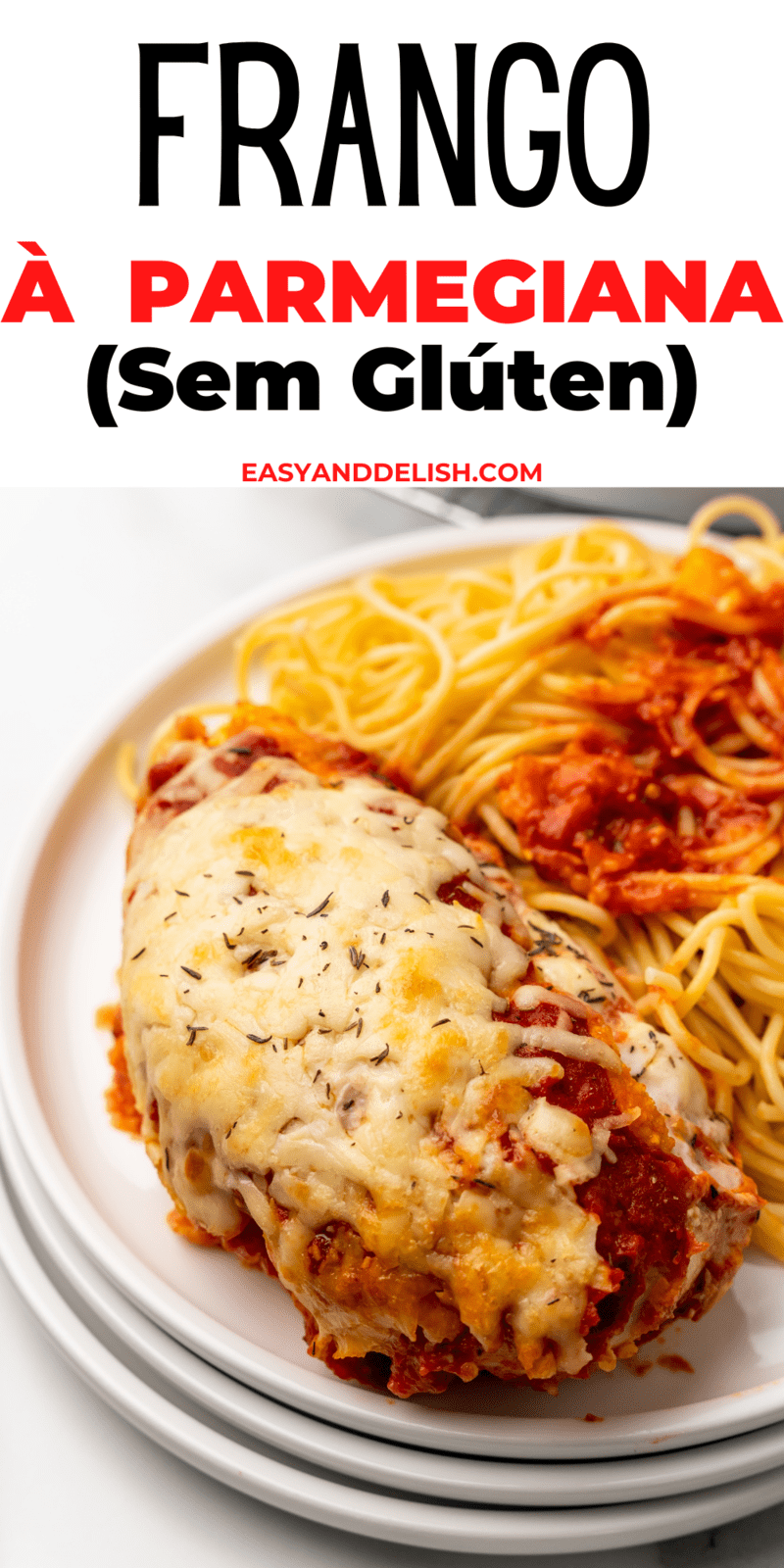 close up de um prato com macarrão e filé de frango a parmegiana