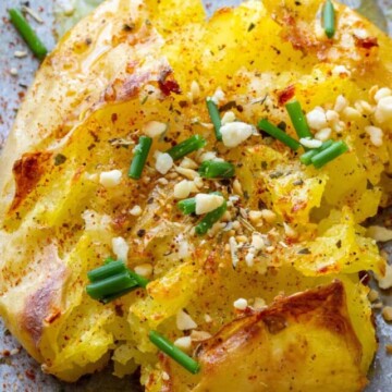 cropped-SMASHED-POTATOES-WITH-GARLIC-CLOSE-UP-OF-ONE-POTATO-scaled-1.jpg