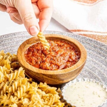 cropped-pasta-chips-dipping-in-sauce-macarrao-frito-mergulhado-no-molho.jpg