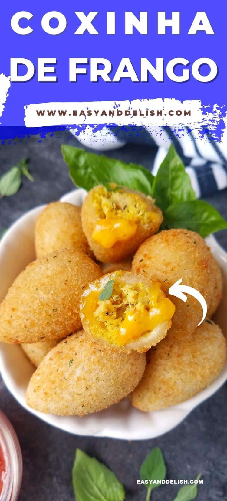 close up de coxinhas de frango em uma tigela