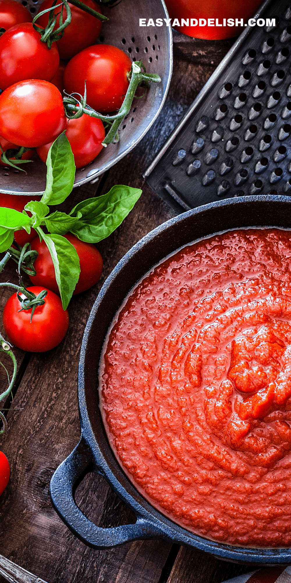 close up do molho pomodoro com tomates e manjericão ao lado