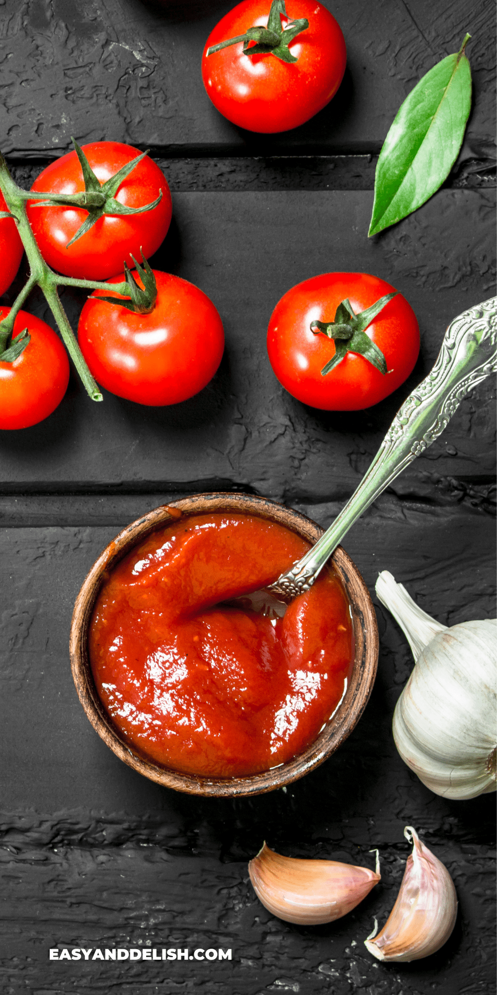 uma tigela de molho pomodoro com ingredientes ao lado