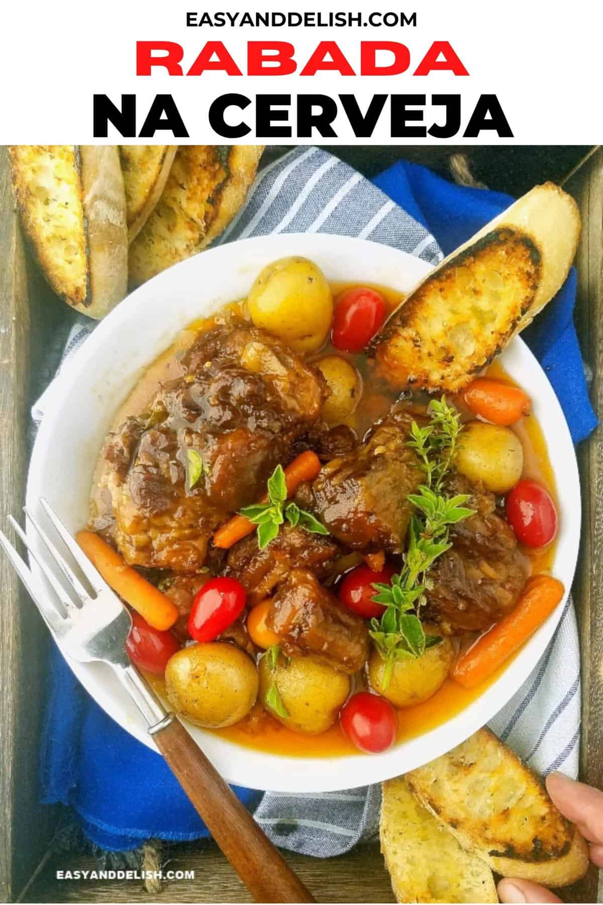 rabana com batata e outros legumes em um prato com pão