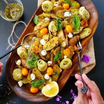 salada de batata simples sem maionese em uma travessac om talheres ao lado