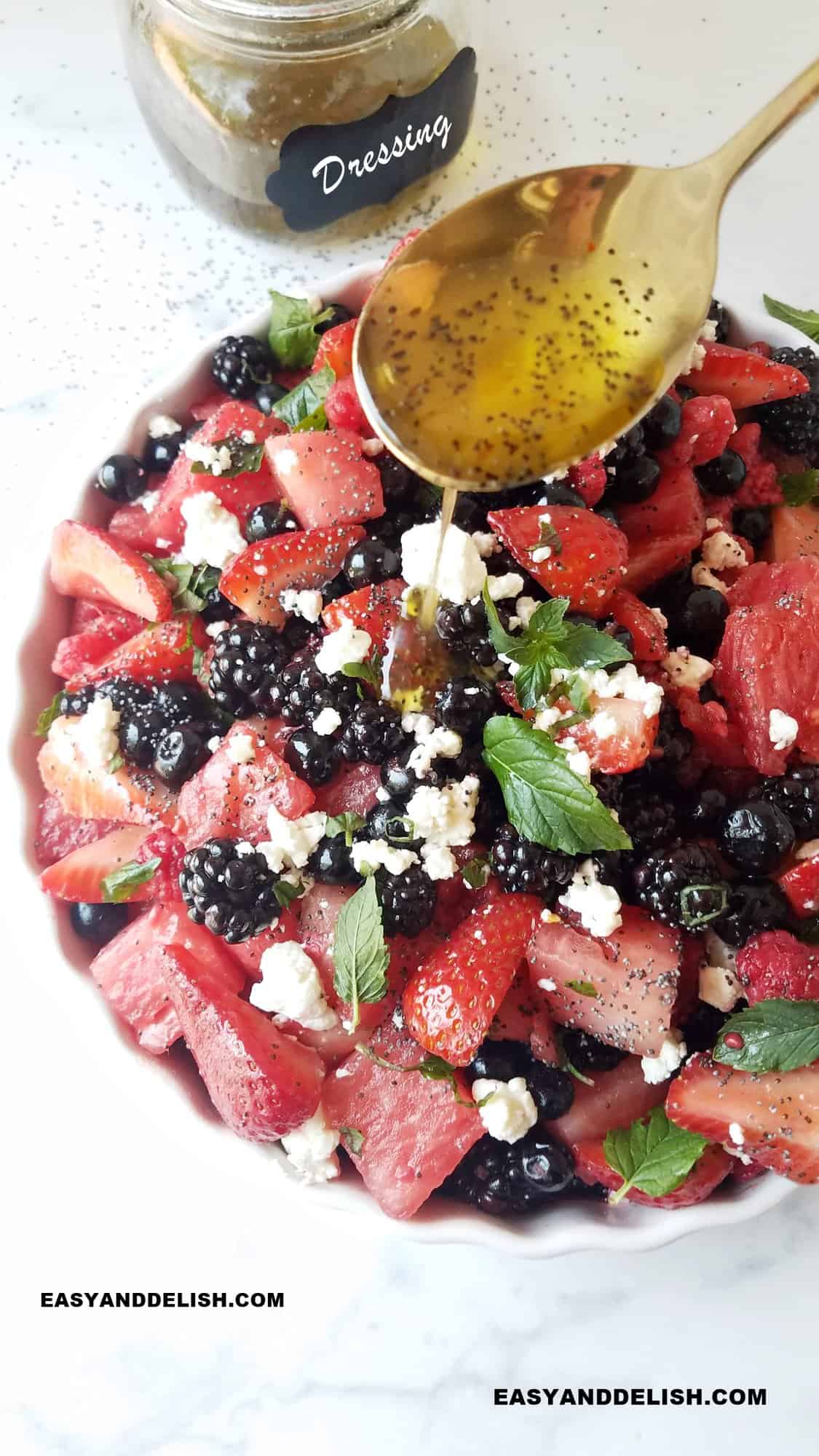 uma colher de molho regando a salada de frutas fit