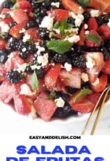 close up de uma tigela de salada de frutas gourmet fit