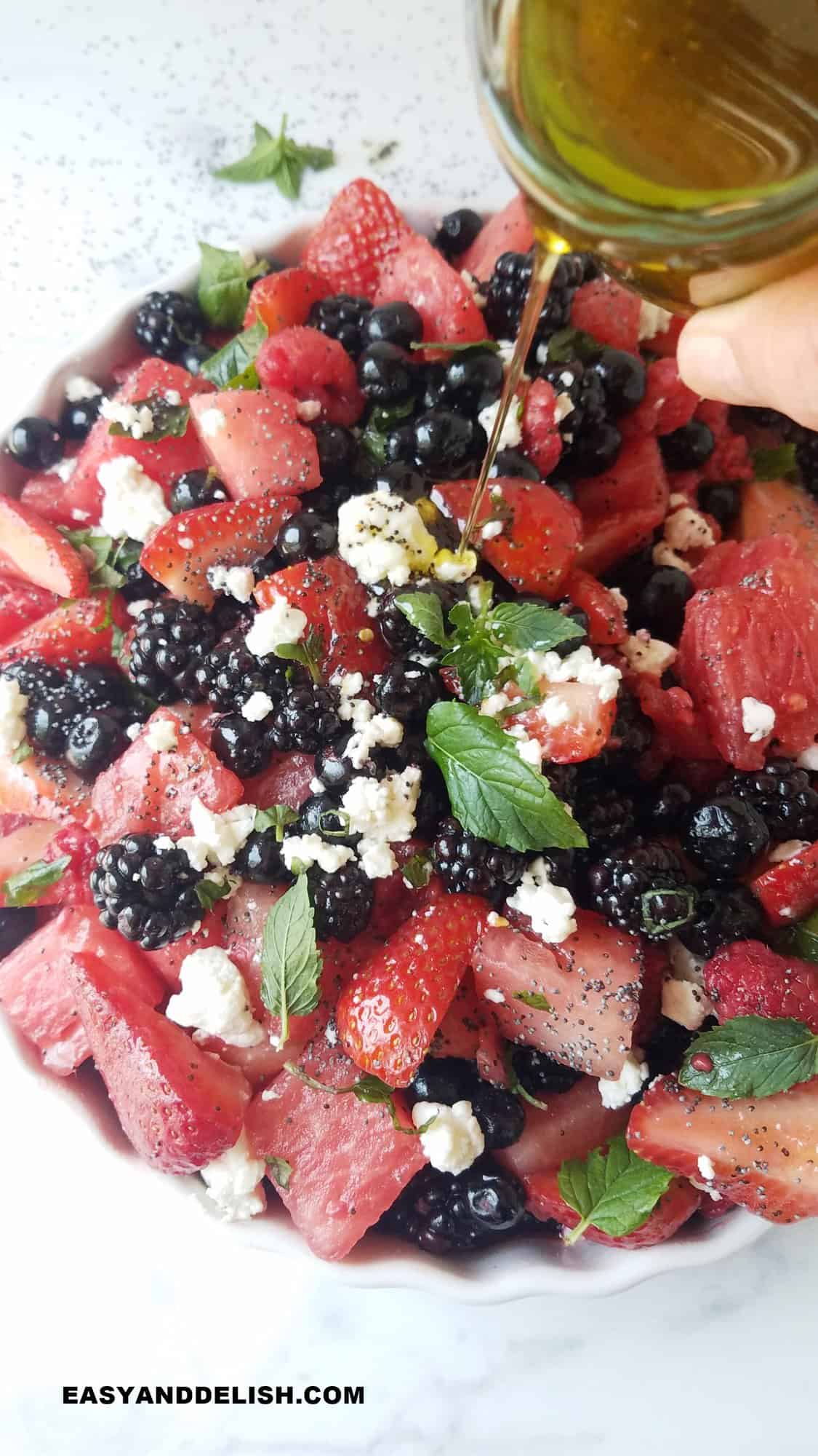 molho para salada sendo derramado por cima da salada de frutas gourmet