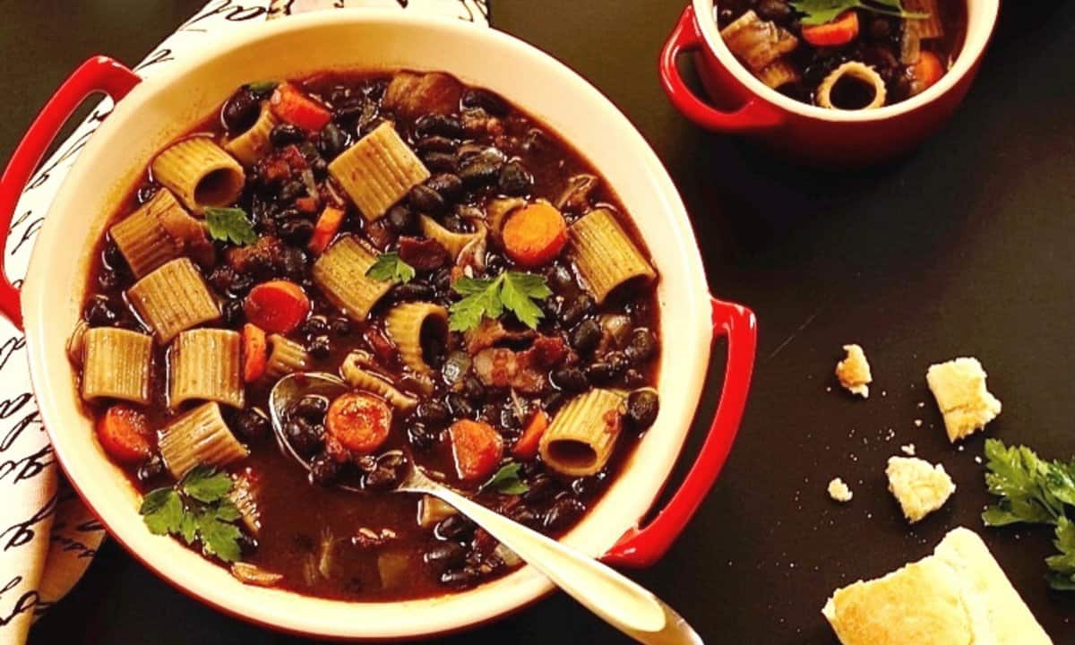 SOPA DE FEIJÃO COM PÃO FRANCÊS AO LADO