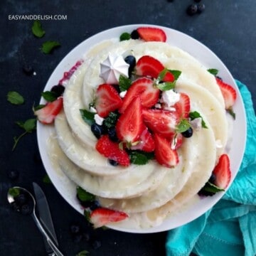 bolo de tapioca granulada gelado decorado com coco, leite condensado e frutas