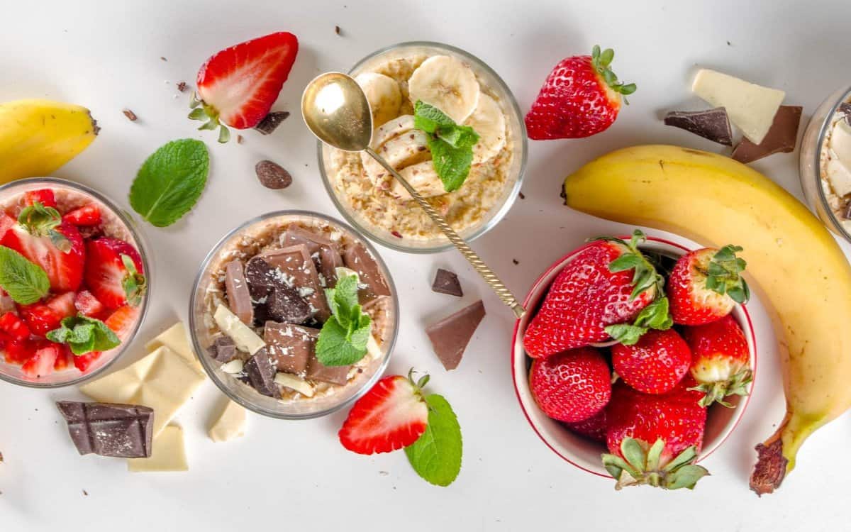 several jars of protein overnight ats with fruits and sugar-free chocolate pieces as one of our high-protein meal preps for lunch