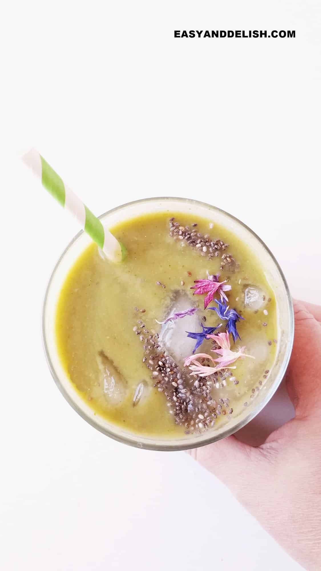 um copo de suco verde com sementes de chia