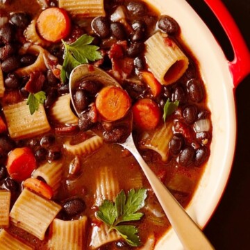 CLOSE UP DE SOPA DE FEIJÃO