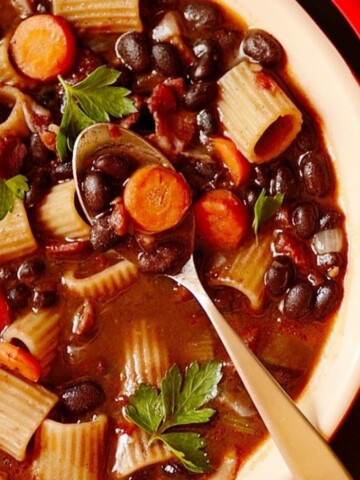 CLOSE UP DE SOPA DE FEIJÃO