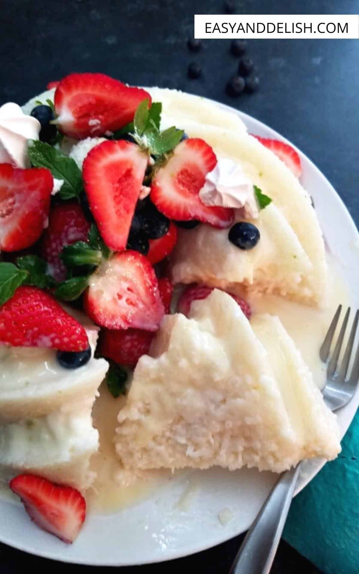 bolo de tapioca gelado e fatiado