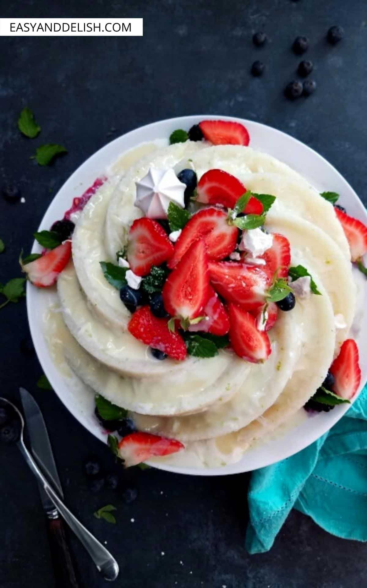 bolo de tapioca em uma prato decorado com leite condensado, coco ralado e frutas