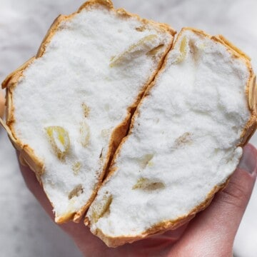 close up de pão nuvem partido ao meio