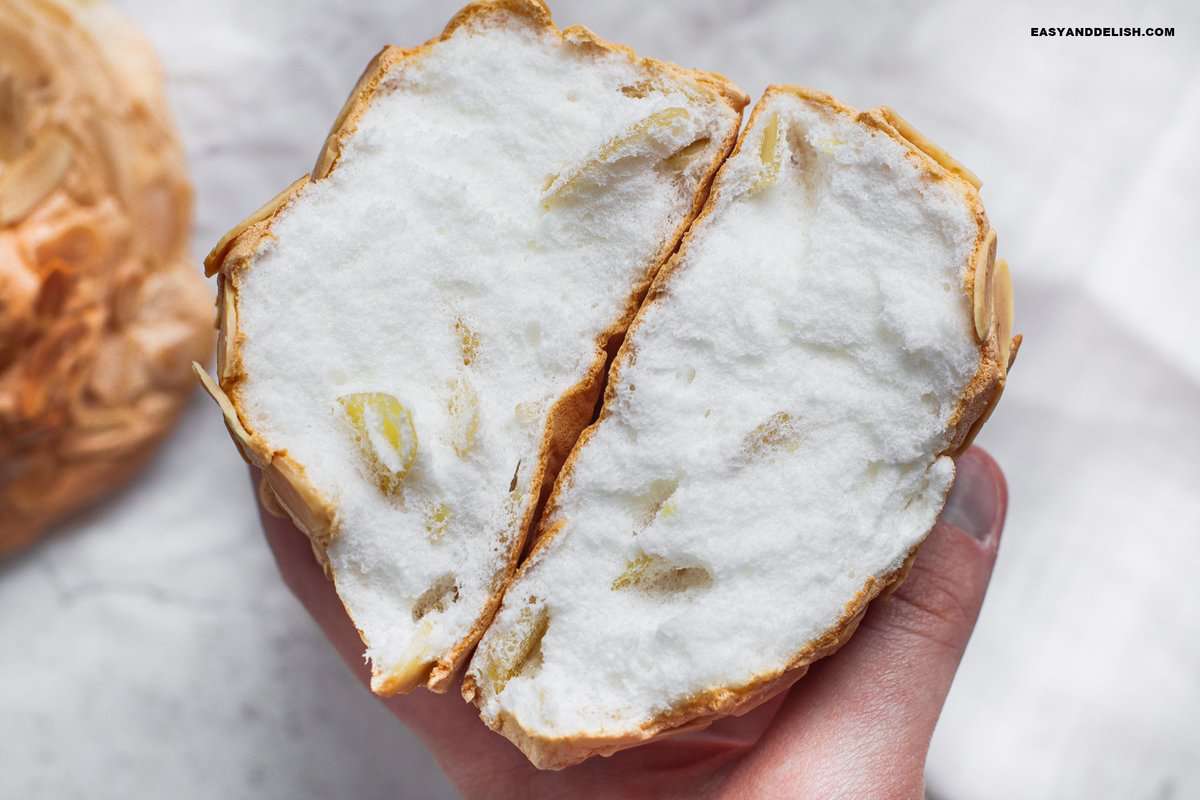 close up de pão nuvem partido ao meio