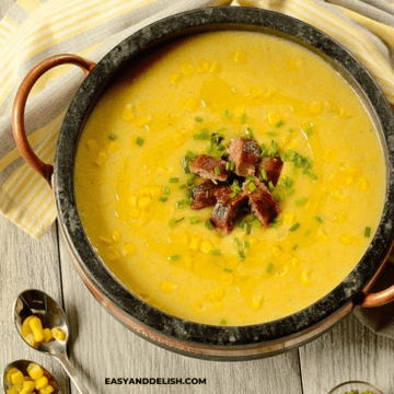 close up de uma panela de sopa de milho com calabresa