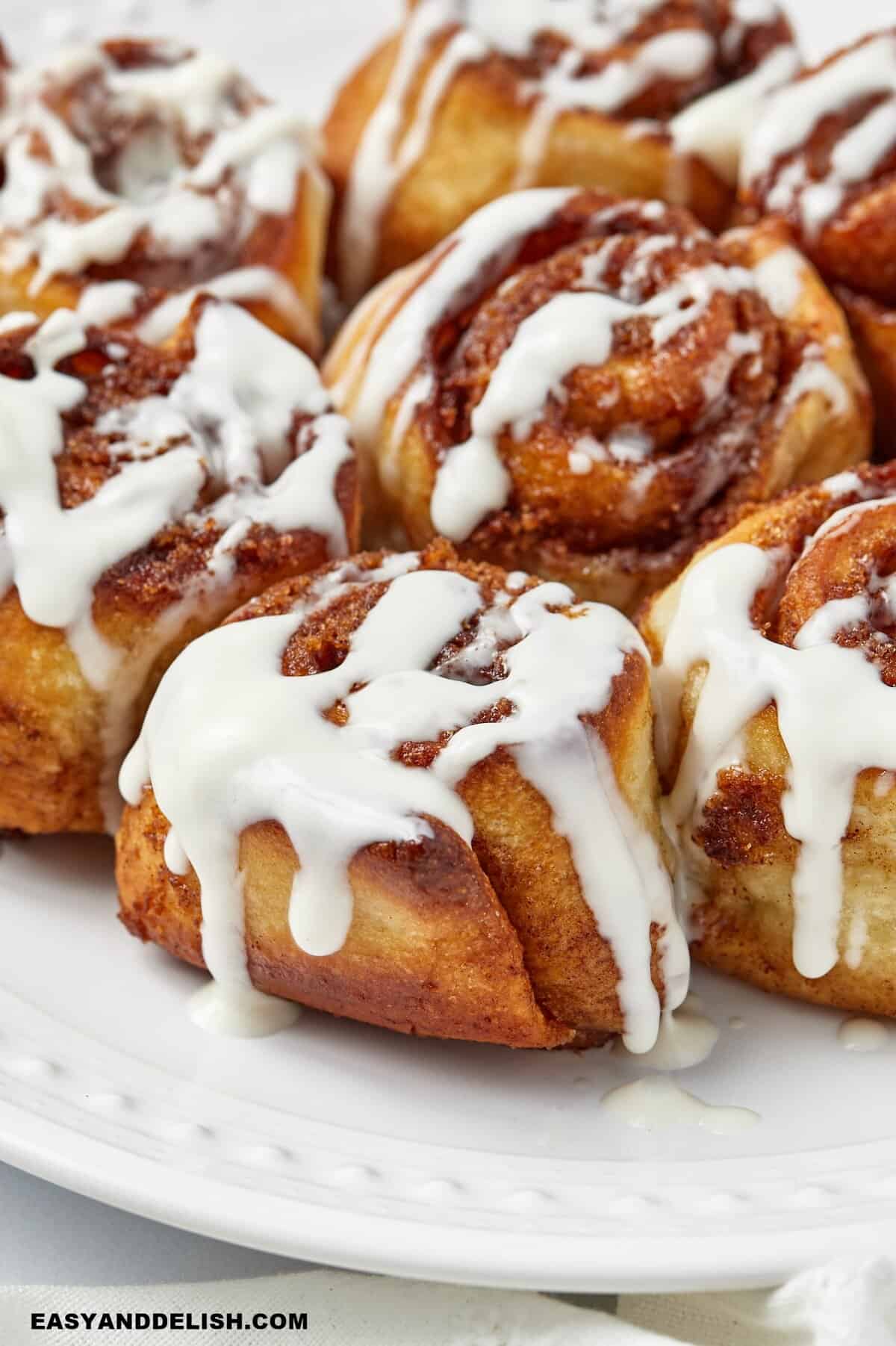 air fryer cinnamon rolls in a plate