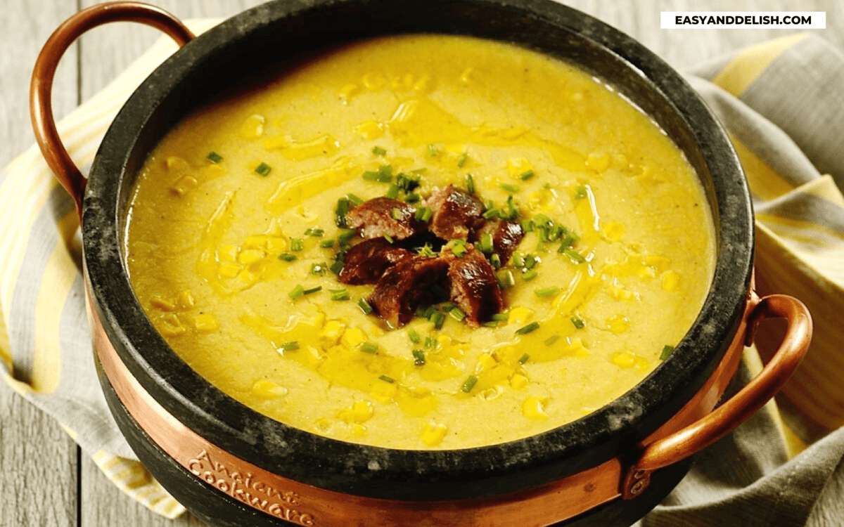 um pote de sopa de milho verde cremosa com calabresa e cebolinha