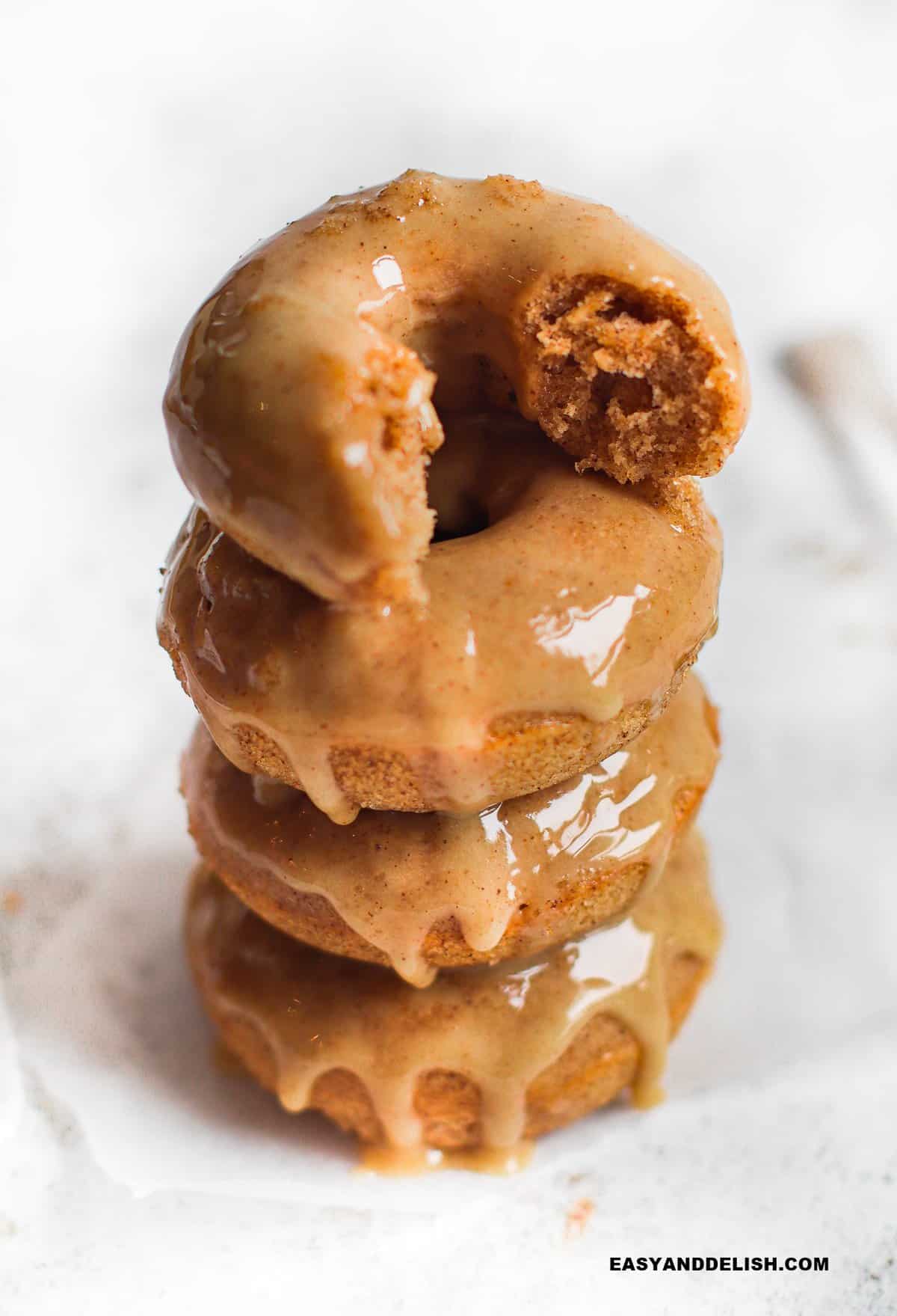 uma pilha de donuts assados com glacê por cima