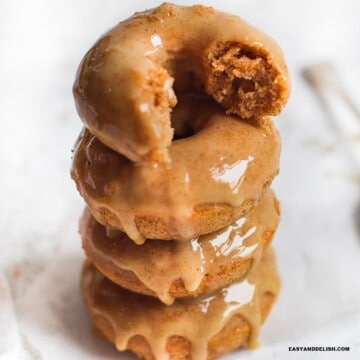 uma pilha de donuts assados glaceados