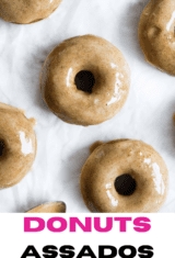 close up de donuts assados glaceados espalhados sobre uma mesa.