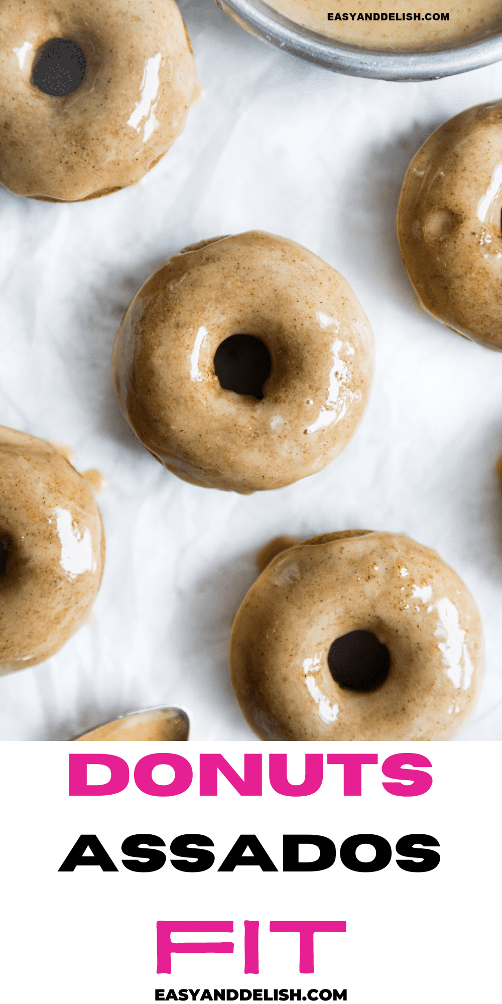 close up de donuts assados glaceados espalhados sobre uma mesa.