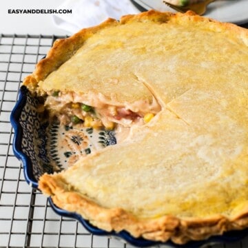 empadão de frango fatiado com recheio cremoso