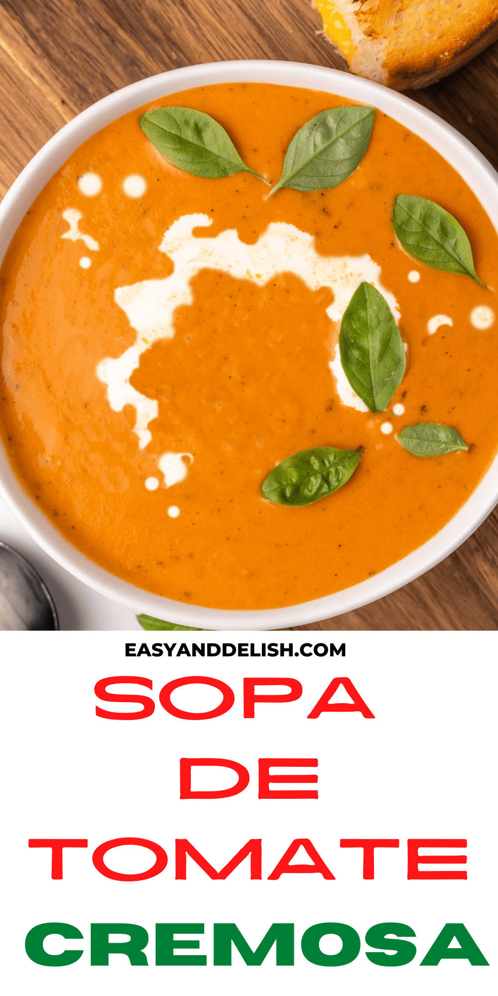 close up de sopa de tomate guarnecida no topo com manjericao e creme de leite