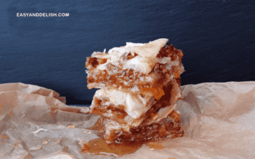 fatias de baklava uma por cima da outra com a calda doce por cima.