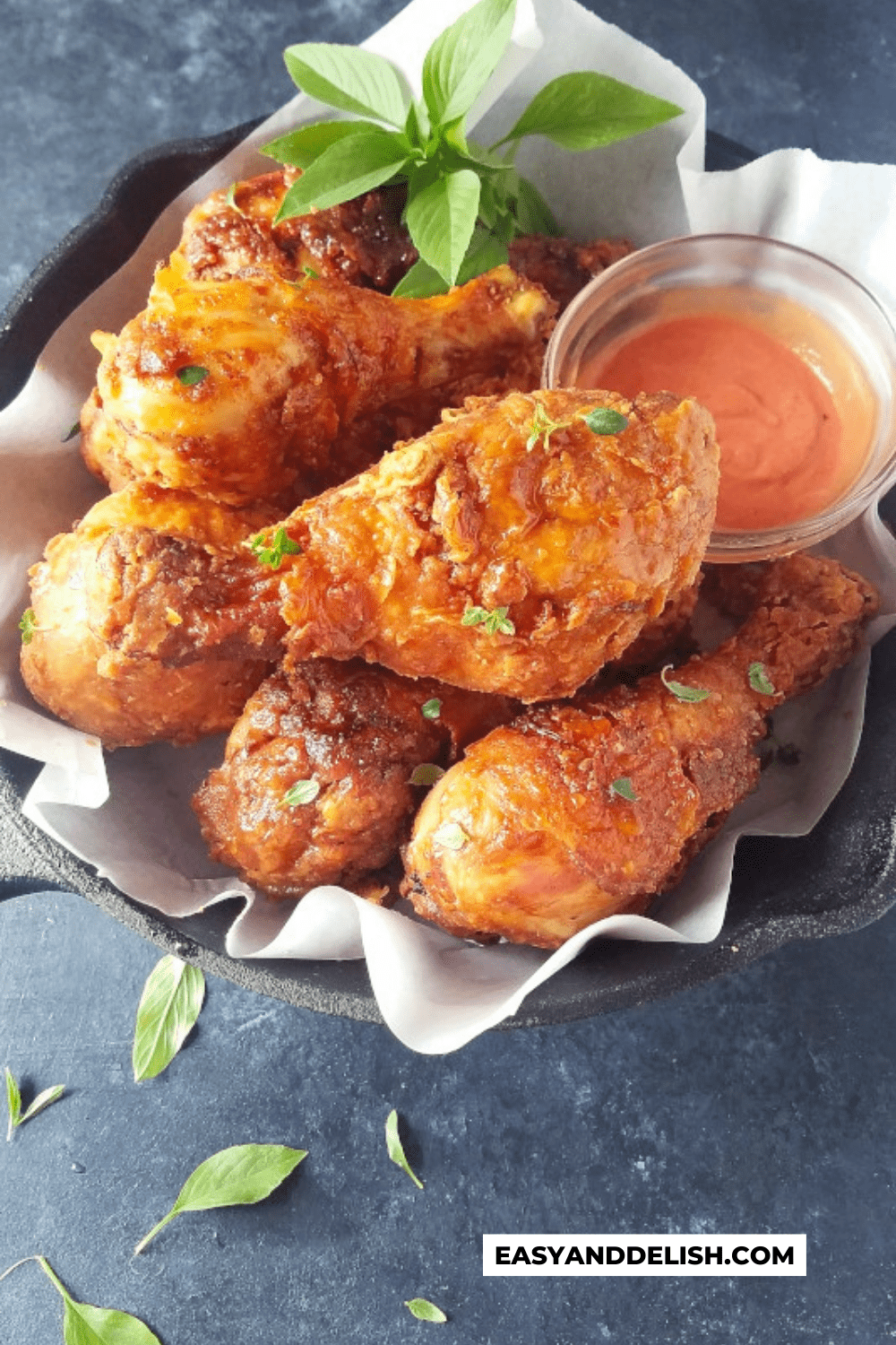 muitas coxas de Frango frito KFC em uma tigela