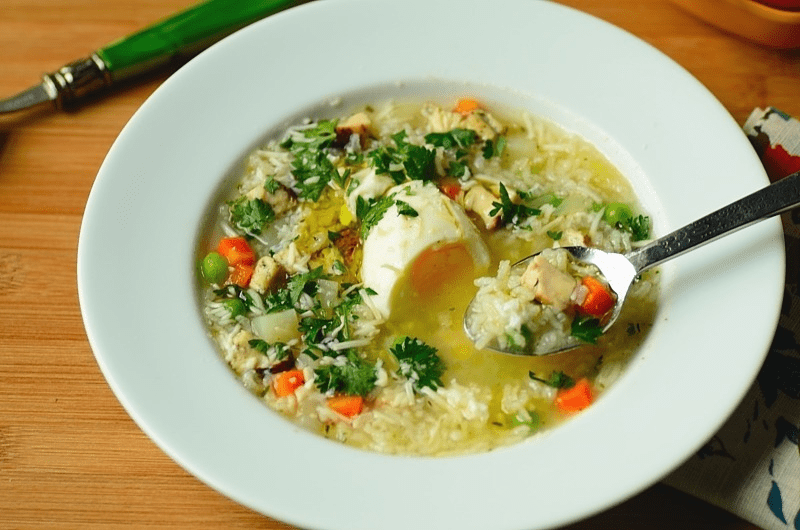 Canja de galinha é uma sopa saudável feita com ingredientes simples em 30 minutos. É uma daquelas refeições fáceis e reconfortantes que você vai querer fazer muitas vezes.