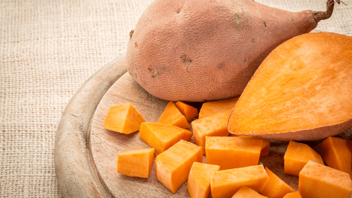 batata doce descascada e coratda