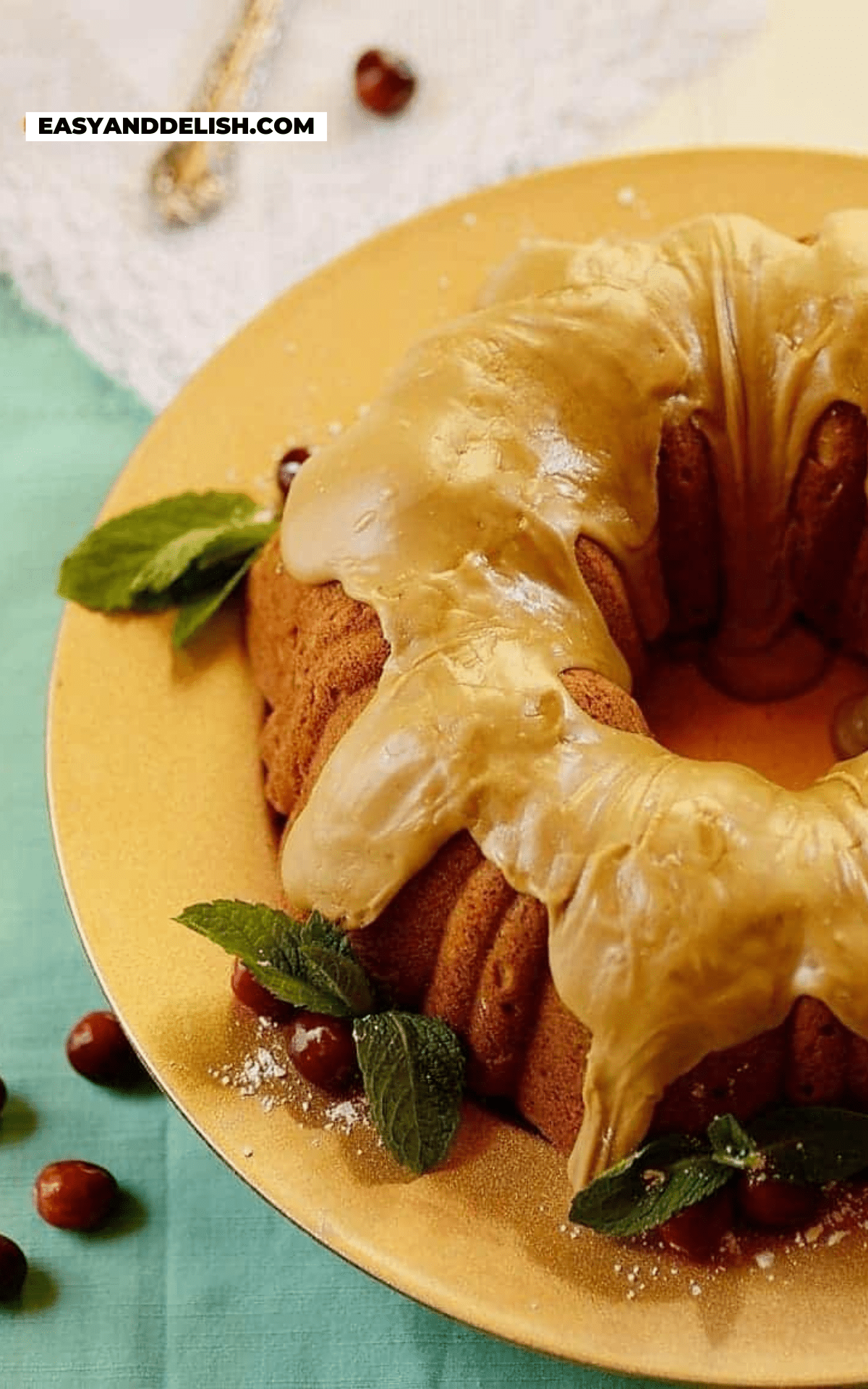 metade de um bolo de batata doce com cobertura de caramelo em um prato