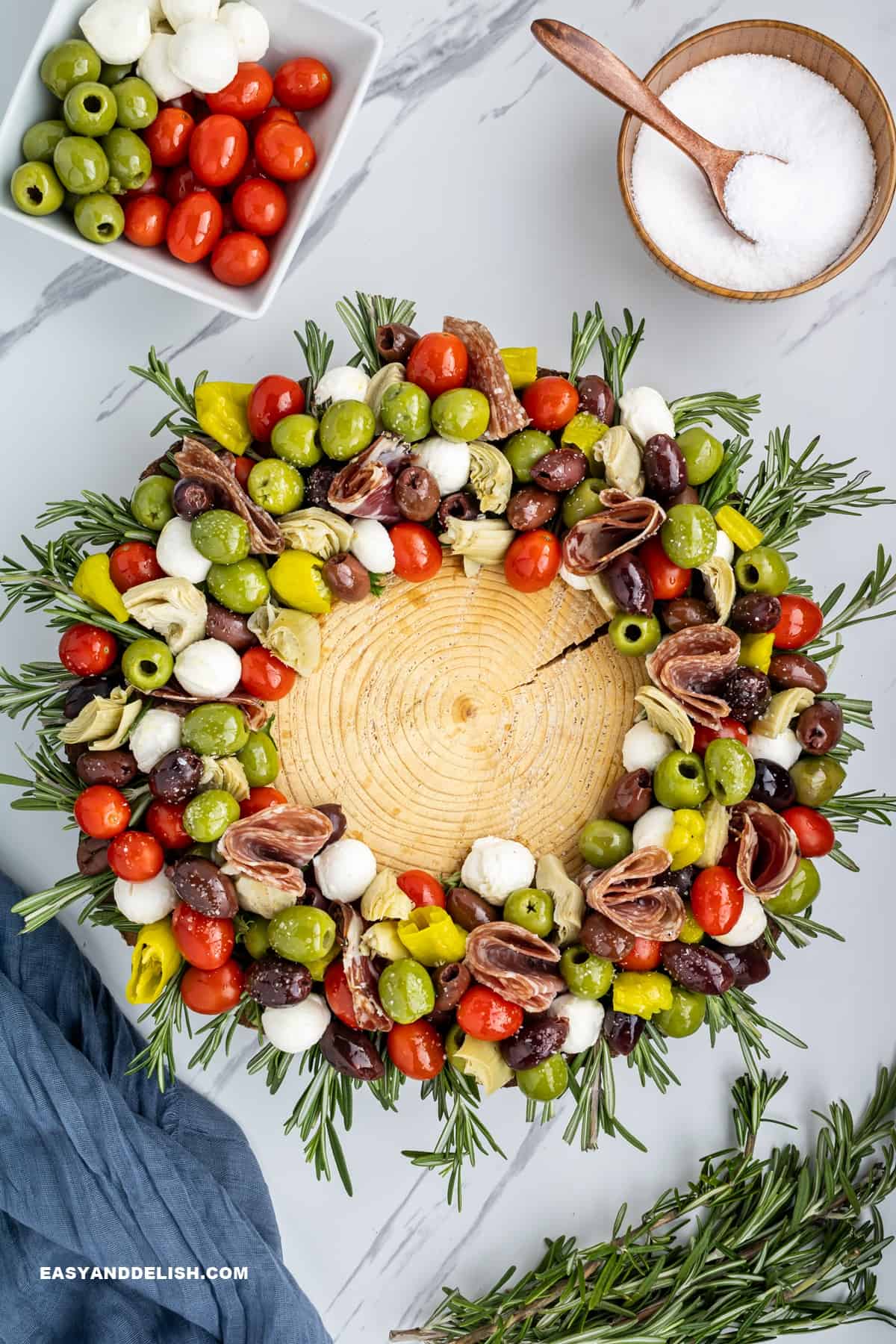 salada de natal em uma tabua com ingredientes ao lado