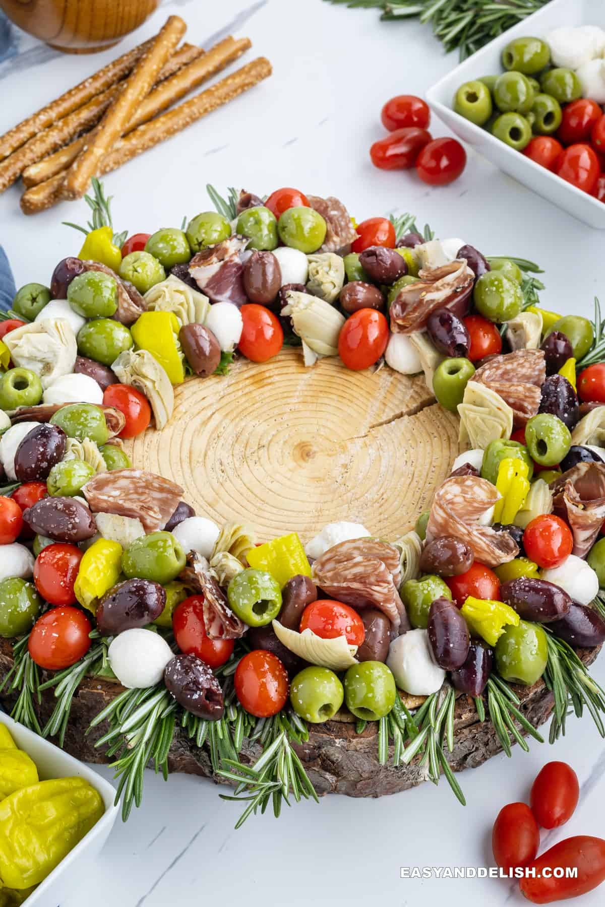 prato com carnes frias, queijo e verduras mediterraneas.