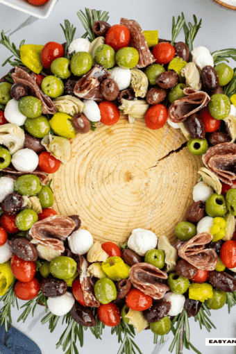 close up de salada de natal para entretener convidados.