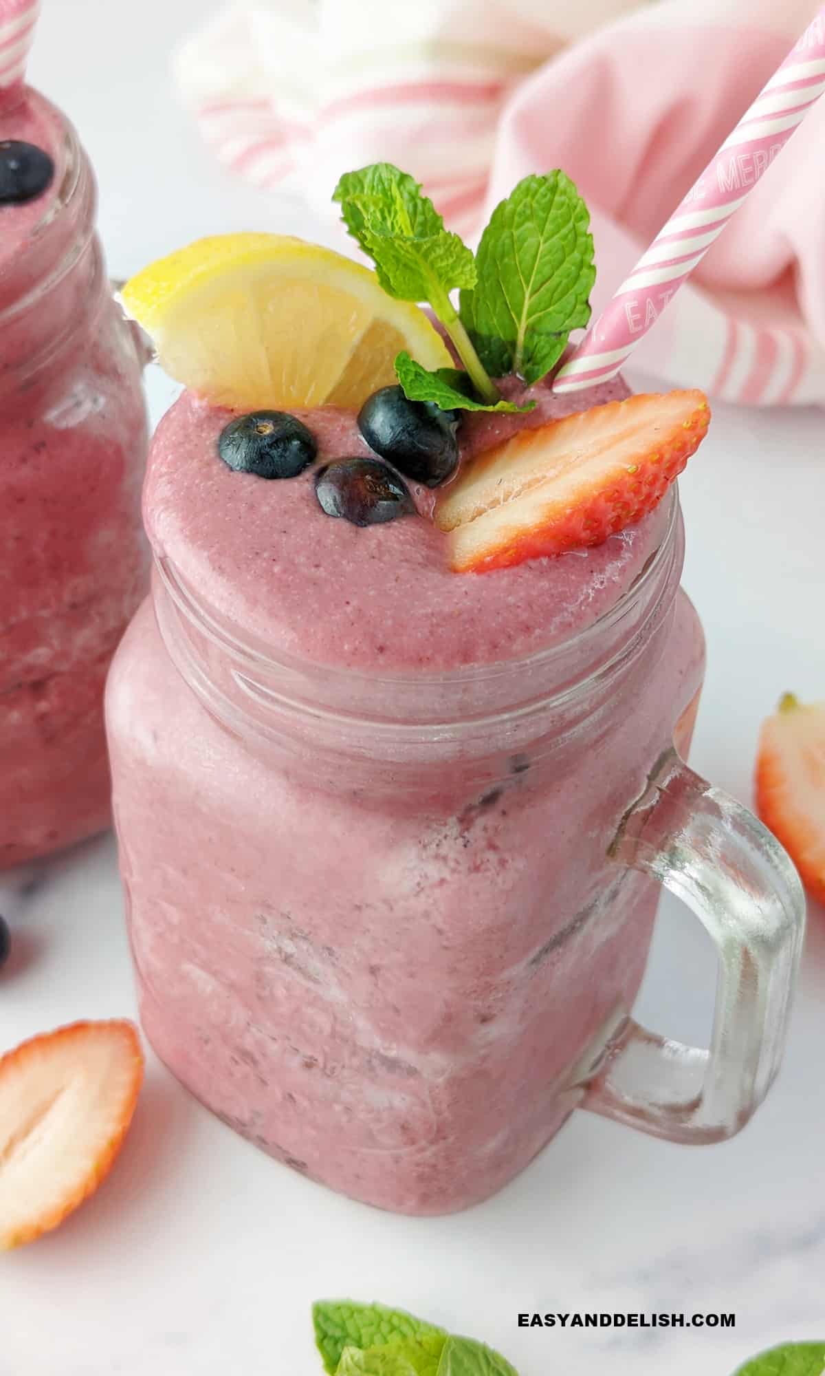 a glass with low-carb anti-inflammatory smoothie garnished with fresh produce.